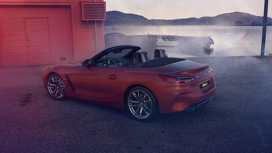 BMW Z4 First Edition в движении BMW Z4 First Edition в движении с видом сзади на горную трассу
